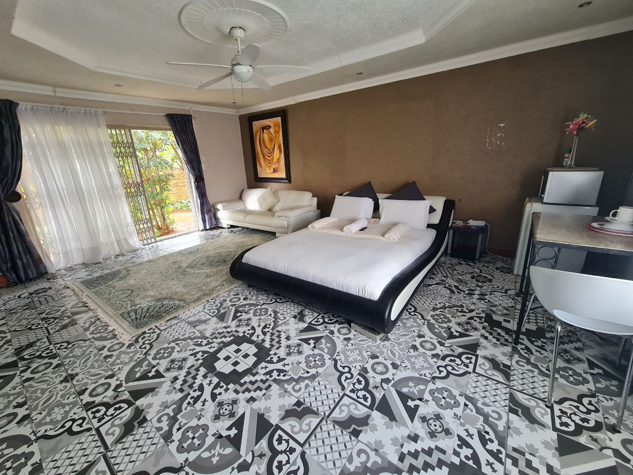 Beulah Presidential Suite luxury bedroom with king-size bed and elegant lighting at Quereba Bed and Breakfast Mafikeng.